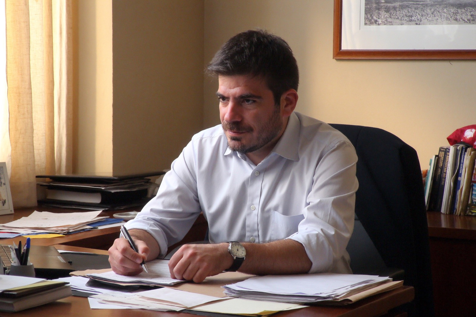 José Montalva Feuerhake trabajando en su oficina parlamentaria
