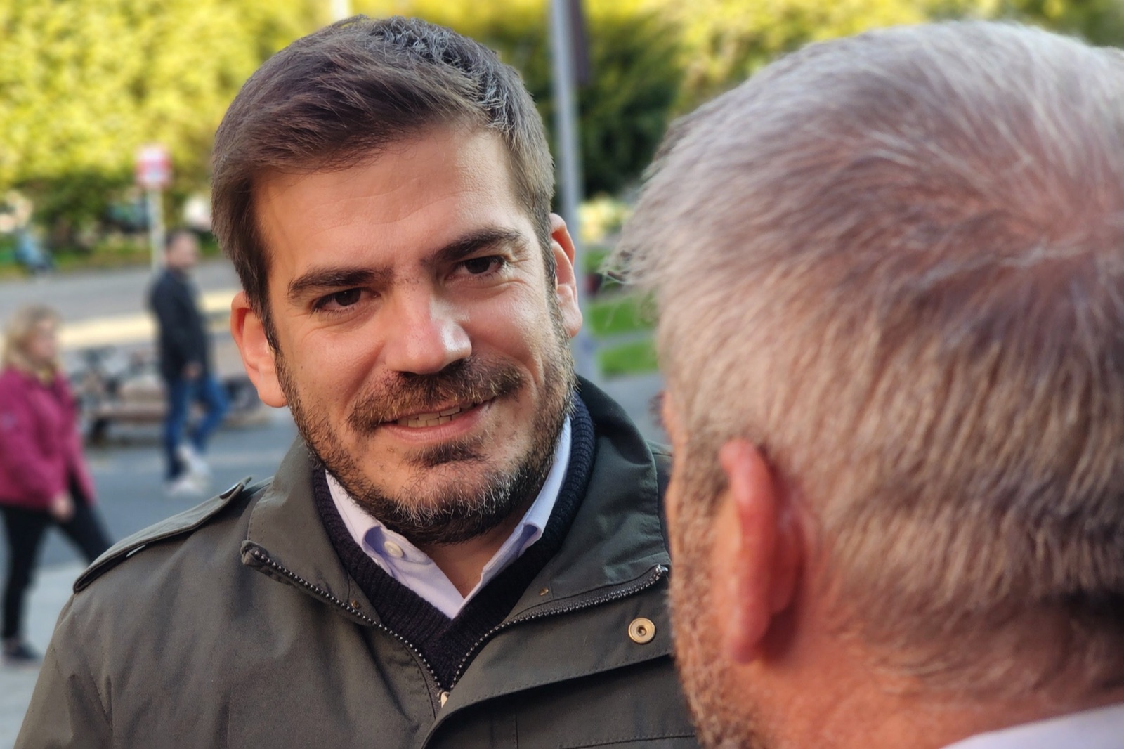 José Montalva Feuerhake escuchando a un vecino del distrito